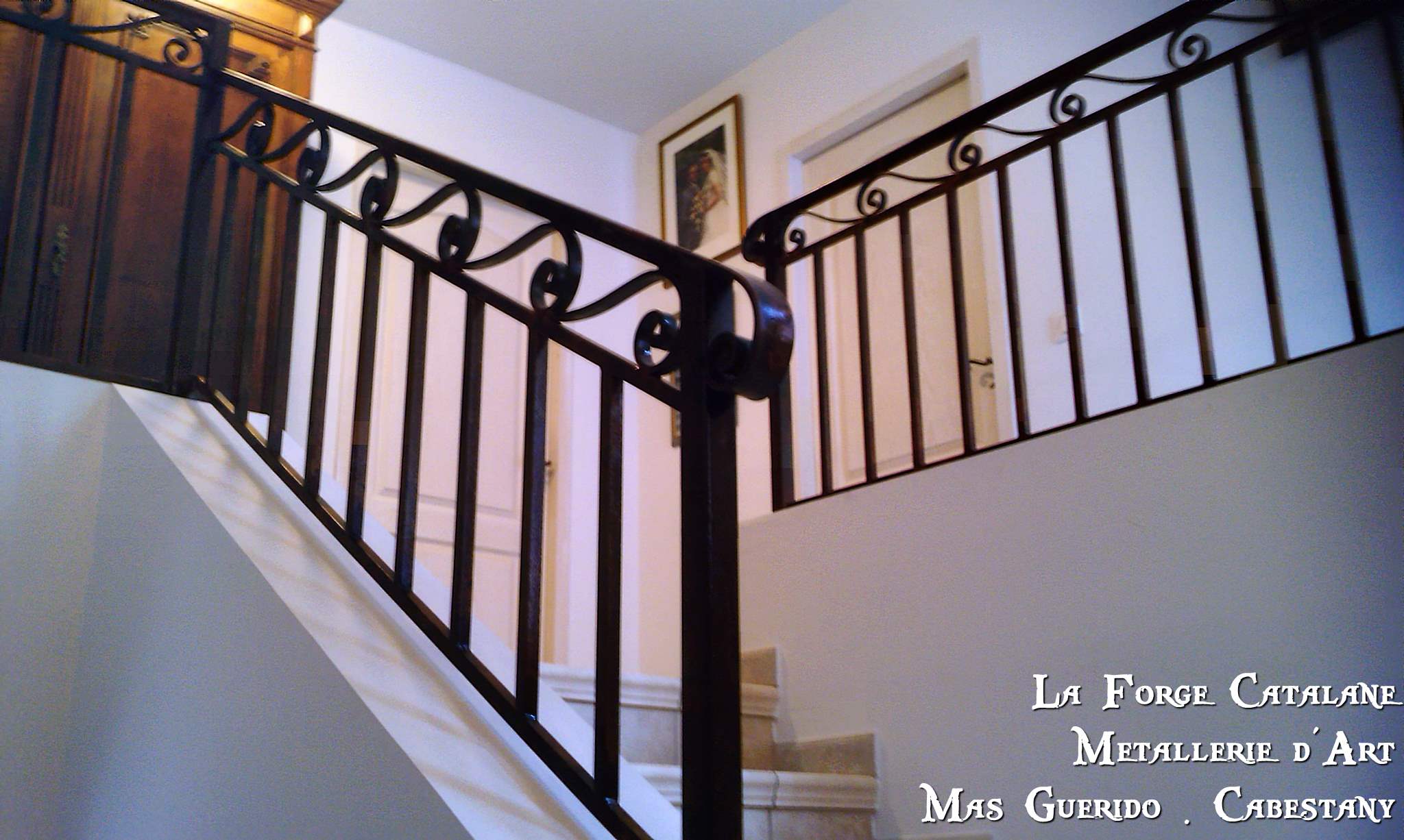 Rampant frise volutes main courante fer plat forge catalane.jpg